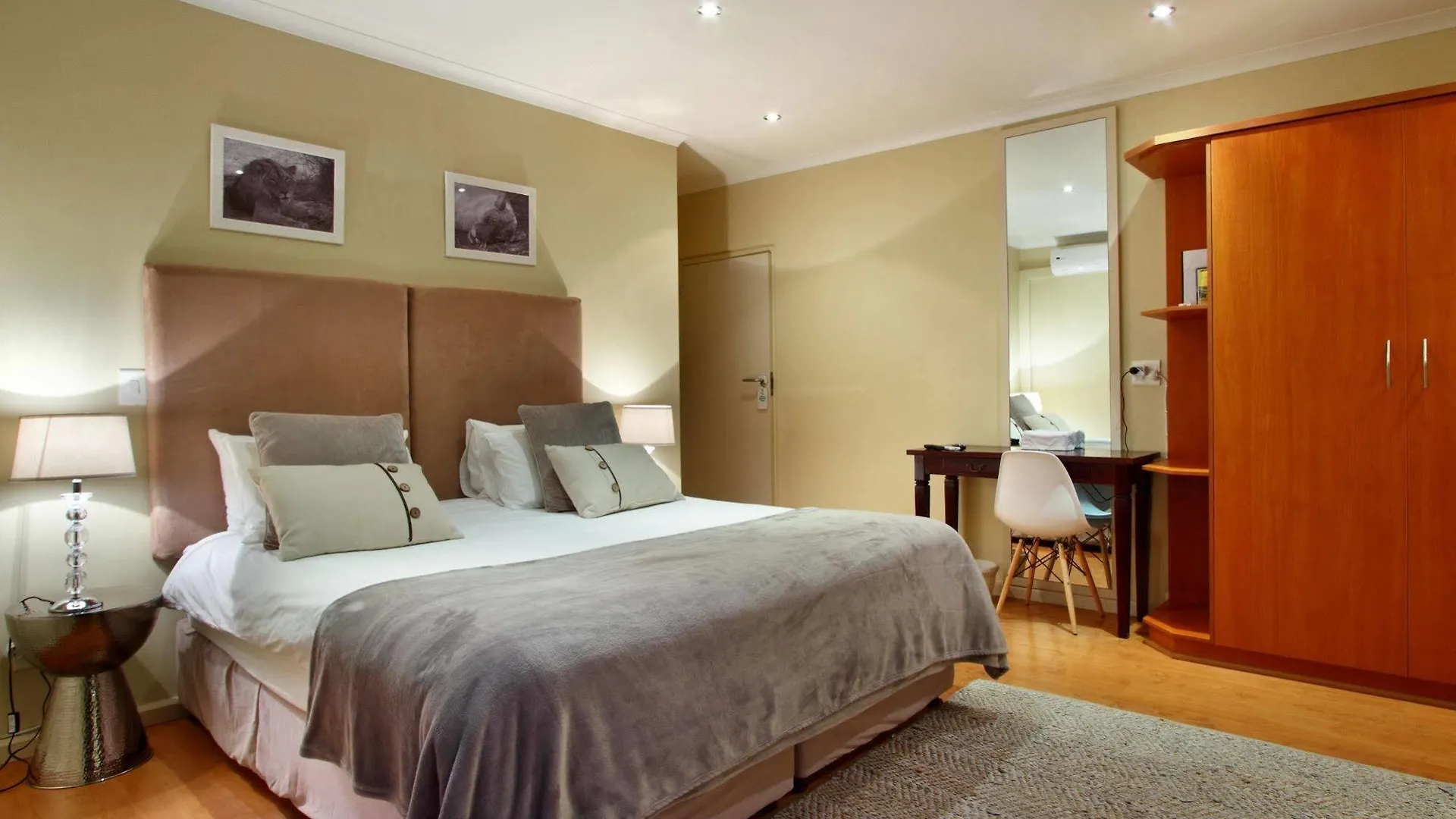 African Groove Camps Bay Cape Town 4*,